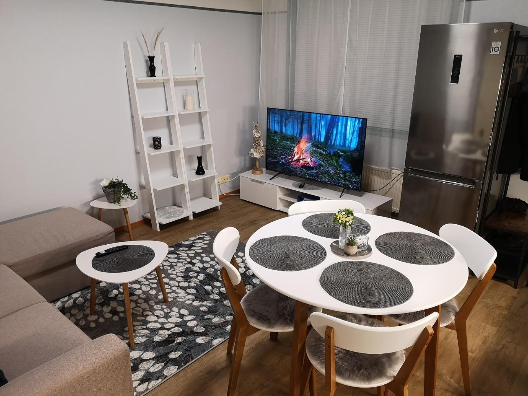 Marivas, 2 Bedroom Apt, Free Parking & Wifi *